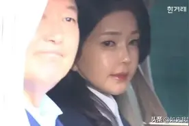 52岁金建希久违现身，“娃娃脸”闪光，和丈夫坐车中带猫狗回私宅图片