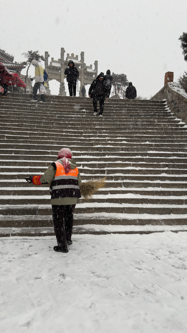 泰山迎今冬首场降雪 雪凇、云海等美景可期