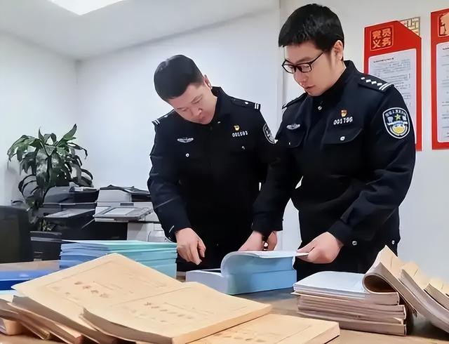 一个都跑不掉！华为600万年薪高管，带13人偷芯片，如今下场解气