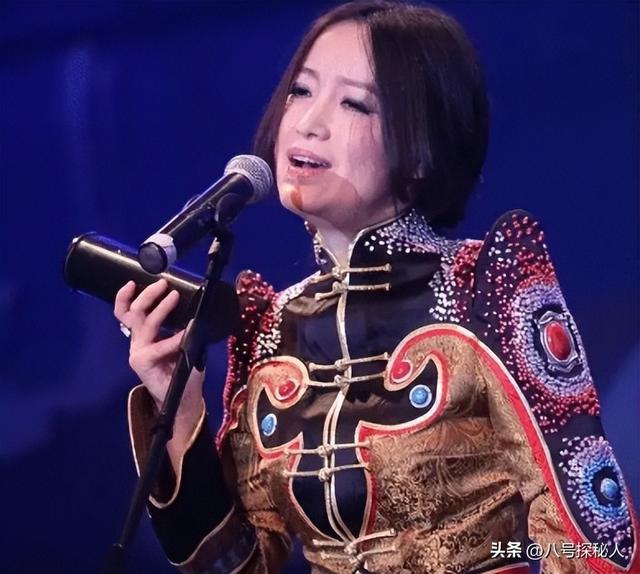 她连上4次春晚，和恩师同居怀孕，被骗流产，如今57岁依然单身！