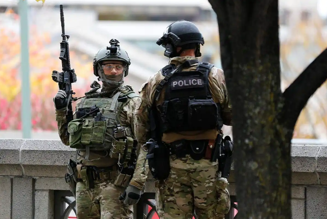 美国执法局特工撞车拖拽女子，拘禁数小时未起诉，执法程序遭质疑