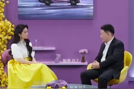 刘亦菲余承东同框直播，余承东带了三份礼物，称刘亦菲一直是华为产品的粉丝，网友：菲承勿扰图片