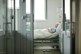 痴呆症患者总是呛到该怎么办？护理技巧整理，可收藏图片