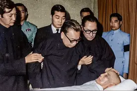 1975年，蒋中正最后的遗容，面容枯瘦，蒋经国轻抚父亲额头告别图片