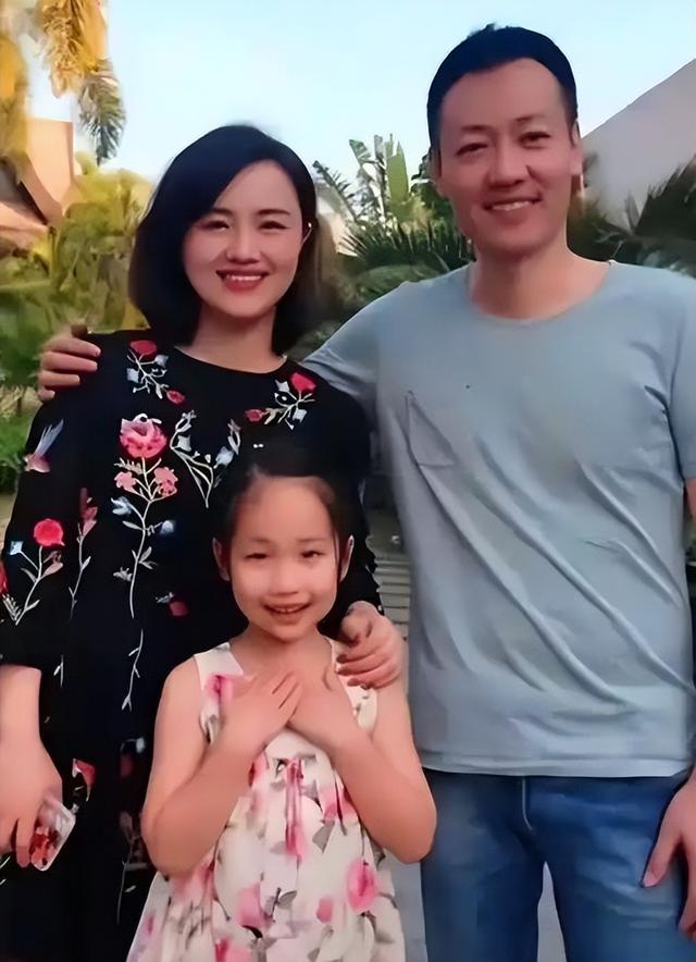 辛柏青现身大孤山为亡妻祈福，苍老消瘦被女儿搀着，李乃文也在