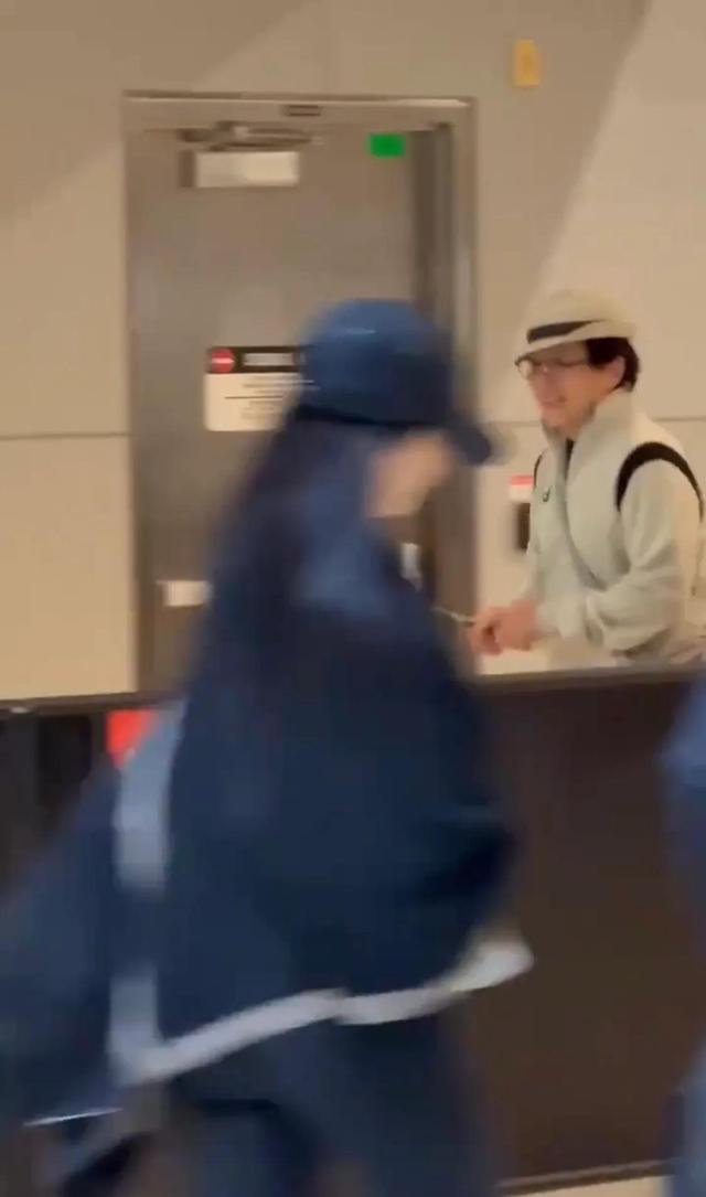 成龙主动招呼刘亦菲来合影，她穿紧身瑜伽裤三角区不明显，她很瘦