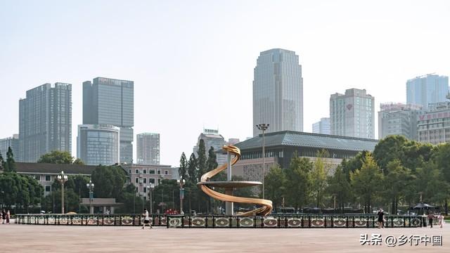 天府广场：从国旗之下到千年深处，一条大道串起的城市史诗