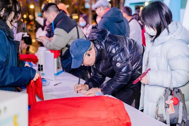 成都的街头，飘来峨眉的雪