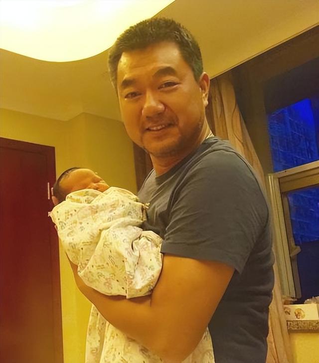 演了一辈子警察，穷得靠老朋友刘丹接济，45岁被嫂子“逼婚”