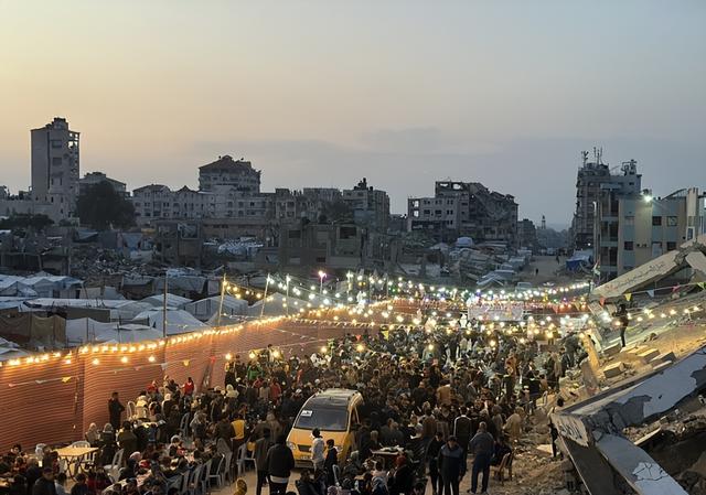 废墟搭帐篷办影展，加沙女性借光影，诉说战乱中的苦难与希望！