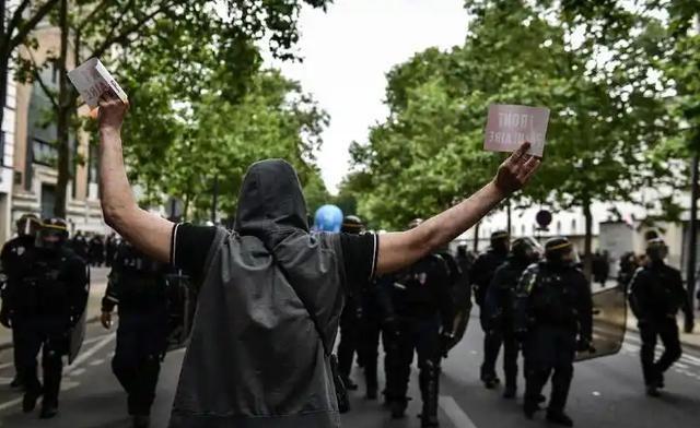 马克龙访华，一见中方接机代表就笑了，日本出牌果然不出中国所料