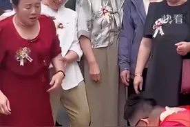 俗话说，长兄如父，长嫂如母！新郎在结婚当天向自己的长嫂下跪磕头，表达多年养育之恩！图片