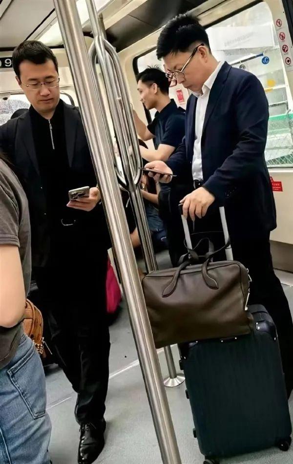 余承东在商场溜达被偶遇，买了两个小蛋糕，满脸笑容