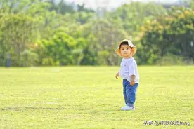 宝宝走路越早就越聪明吗？坐、爬、站、走的正确年龄段，妈妈收好图片