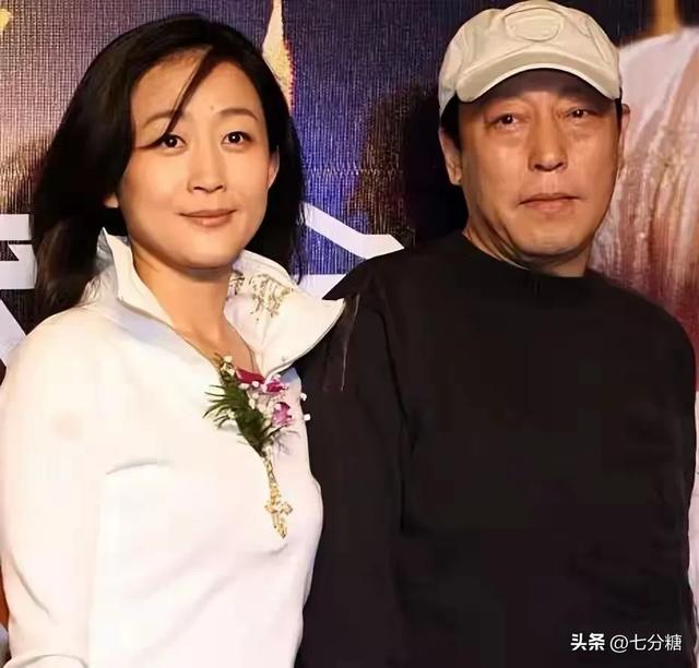 原来他们是夫妻，恩爱33年，无绯闻！真是一个贤妻旺三代