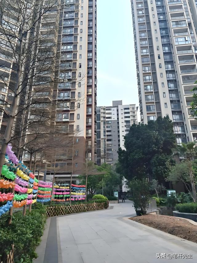 房价下跌谁最痛？富人不怕穷人没事，中产断供仍背巨债
