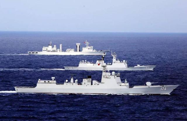 辽宁舰直冲日本，美航母离开，德总理突然出手，给了高市重重一击