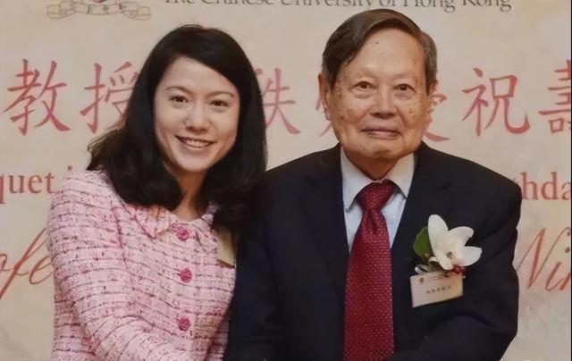 杨振宁追悼会确定，离世前状态曝光，摔跤酿大祸，翁帆或早有察觉