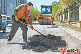 道路修补向支路巷道延伸，“随修随补”解民忧 乌鲁木齐市春季道路修补进入精细化阶段图片