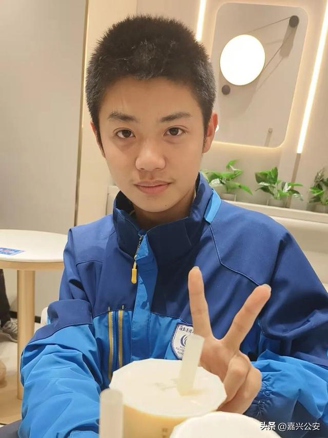 “奥特曼”迷路，“校服哥”出手了！