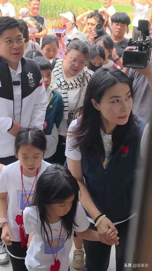 全网恭喜！45岁霍启刚又升职了，级别很高，妻子郭晶晶立了大功！