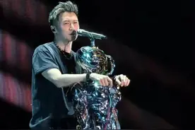 45岁谢霆锋胸肌、腹肌明显，如同吃了防腐剂，秒杀同龄人图片