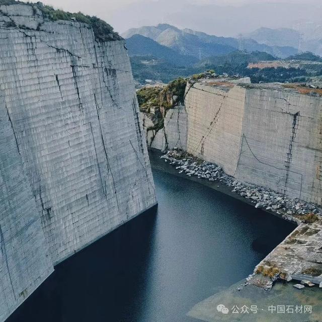 探秘福建巨无霸石材矿山，壮观景象震撼之美