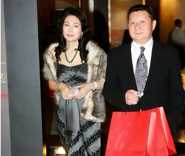 包养情人无数，娶初中同学女儿为妻，玩老婆闺蜜，嗜色如命的富豪