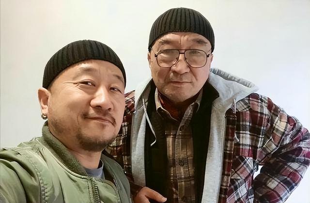 79岁李保田现状：定居山东衰老明显，儿子李彧太像父亲的“翻版”