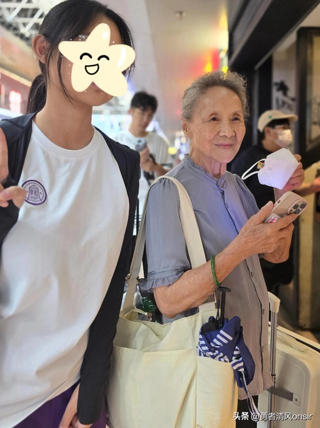 吴彦姝北京被偶遇，她包上挂着labubu好潮，87岁依旧优雅迷人