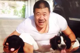 喝酒毁掉2段婚姻，如今瘦到脱相，“许大马棒”秦卫东经历了什么图片