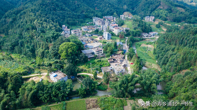 浦北县官垌镇这个被青山绿水宠坏的小村，凭什么养的鱼能贵10元？