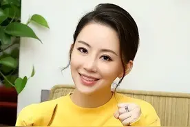 42岁潘晓婷至今单身，身材傲人却无人敢娶，潘爸爸后悔当初管太严图片
