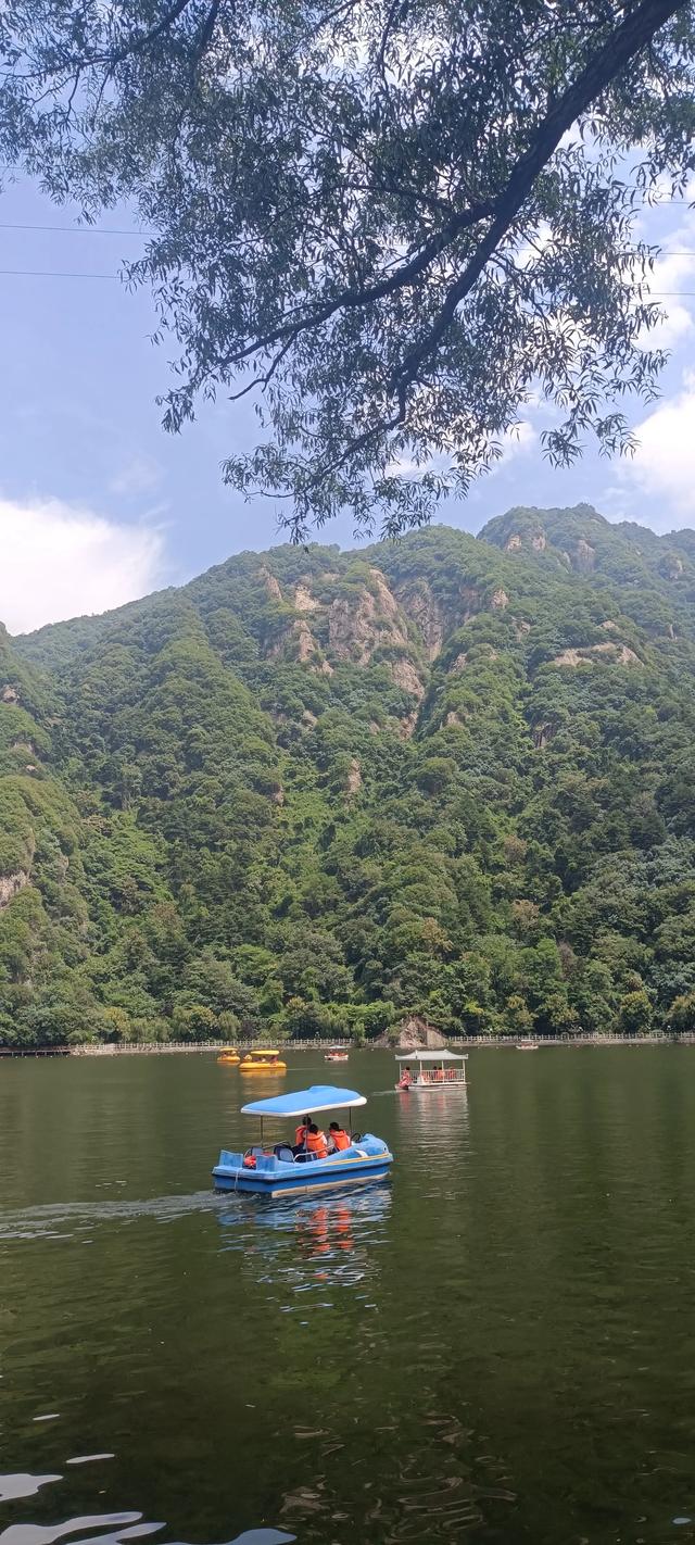 湖光山色，碧波微澜下的翠华山山崩奇观