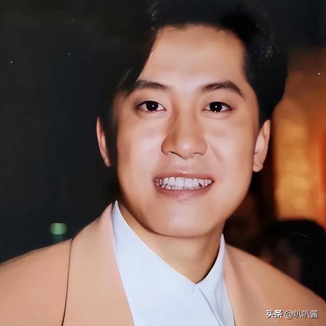 他8次上春晚	，作死被捕入狱，如今56岁无人问津，沦落到四处走穴