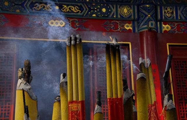 少林新主持印乐，和女游客合影曝光，面相慈爱，和释永信完全不同