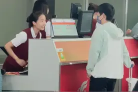 莎莎的魅力可大了，空姐看了她都害羞的低下了头图片