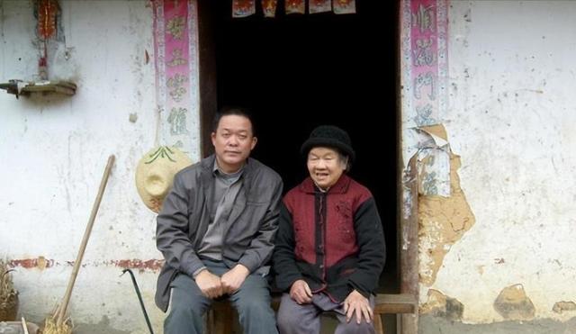 她从大队书记到中央候补委员，84年被开除党籍，退休后住进深山中