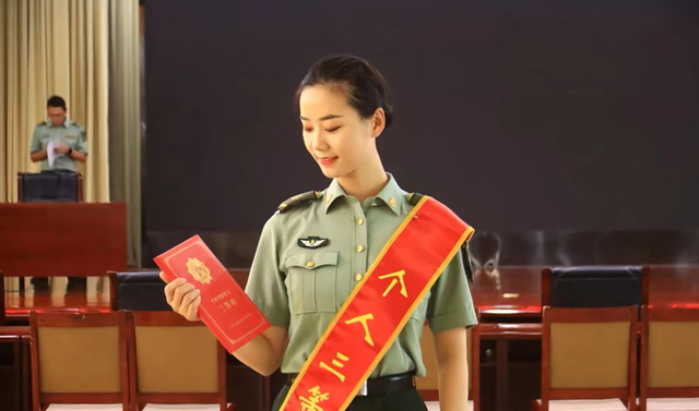 这才是该追的星！女民兵李思颖阅兵回家后仅半天，又有一个新身份