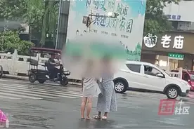河南洛阳，女子一丝不挂的在大街被围观！她、他的行为被网友怒赞图片