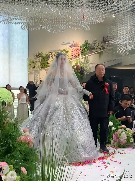 张自轩婚礼现场，新娘很强势两次拒绝他的亲密动作，岳父实力不菲