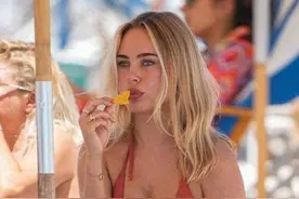 性感小野猫。超级名模金伯利·加纳比基尼沙滩照流出图片