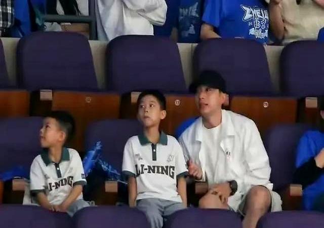 马龙一家四口看球赛！父子三人共用一张脸，夏露在人群中美到发光