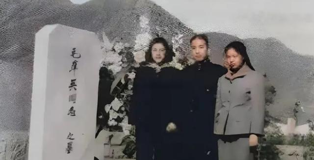 1959年，刘思齐首次为毛岸英扫墓，悲痛难掩，妹妹邵华在旁陪伴