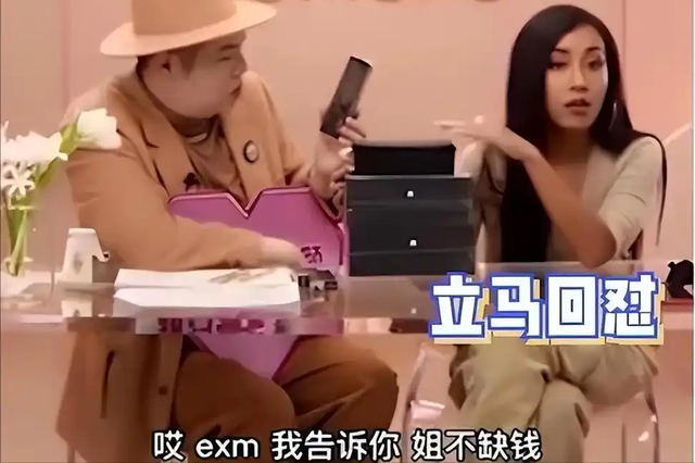 这跟不穿有啥区别？吉克隽逸全身仅一块布遮体，边走边拉衣太吸睛