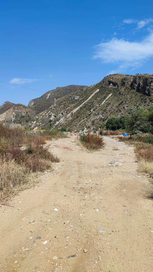 呼和浩特哈拉沁沟，一条小河从两山峡谷流出，步行只能走小路