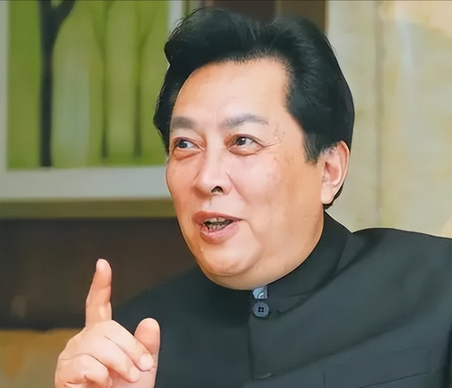 唐国强的“糟心事”：两个儿子都是残疾，难怪他73岁也不敢退休！