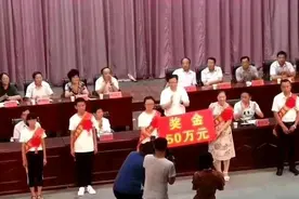 濮阳女学霸考上清华，获得奖励50万。图片