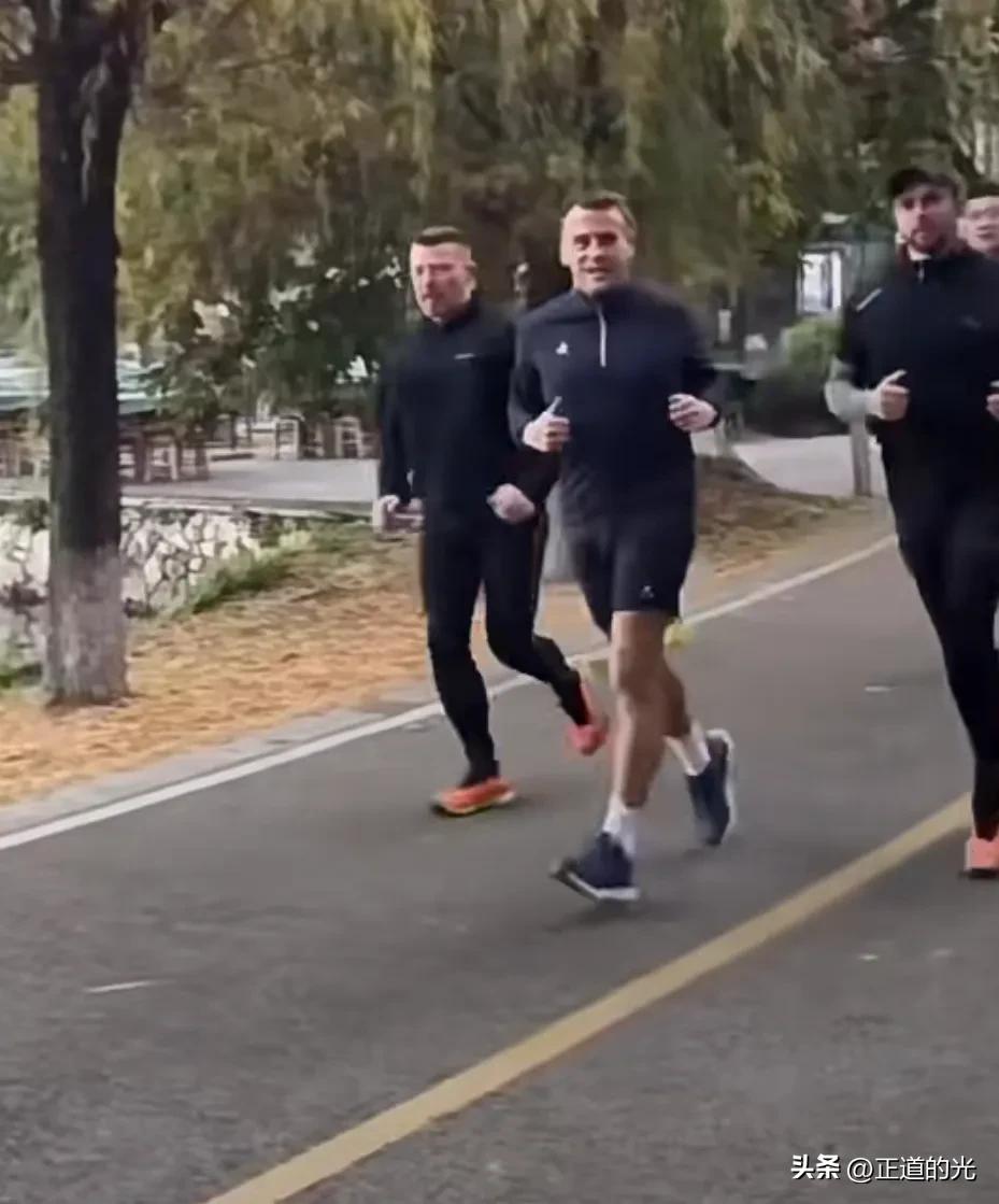 现场:成都网友清晨偶遇马克龙在湖边跑步