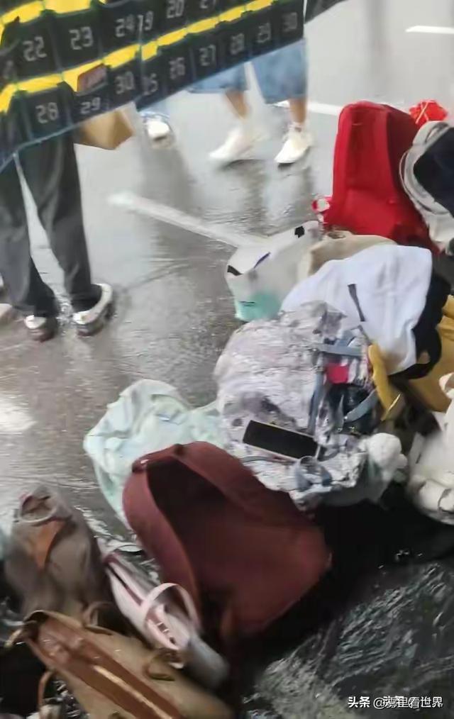 九江一教资考场遭大雨，大量手机平板被淋坏，考生：考场根本不管